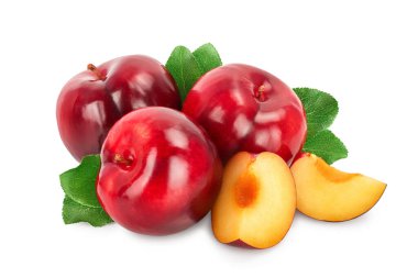 Taze kırmızı erik ve beyaz arkaplanda yapraklı dilimler.