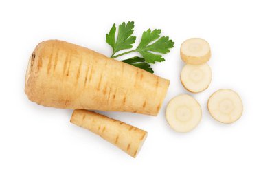 Parsnip kökü ve beyaz arka plan closeup izole maydanoz ile dilimler. Üst te. Düz yatıyordu