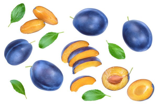 Свежий синий сливы и половина с листьями изолированы на белом фоне. Вид сверху. Плоский лежал
