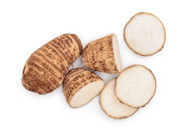 Beyaz arka planda izole edilmiş taze taro kökü. Üst Manzara. Düz yatıyordu