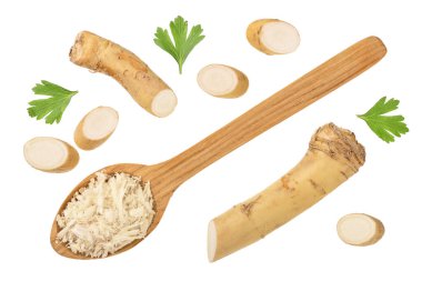 Beyaz arka plan üzerinde izole dilimleri ile kaşıkrede horseradish kökü