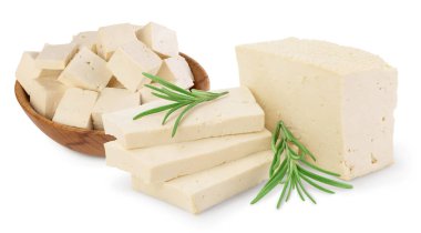 Tofu peyniri kırpma yolu ve tam derinlikteki alan ile beyaz arkaplanda izole edildi,
