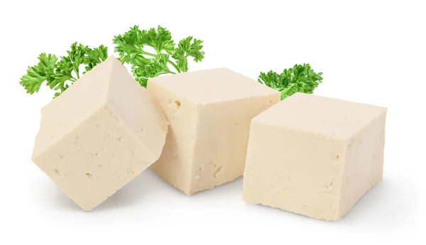Pokrojony w kostkę ser tofu izolowany na białym tle ze ścieżką wycinania i pełną głębią pola, — Zdjęcie stockowe