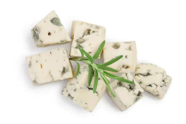 In blokjes gesneden blauwe kaas met rozemarijn geïsoleerd op witte achtergrond met knippad en volle velddiepte. Bovenaanzicht. Vlakke plaat. — Stockfoto