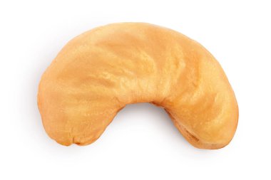 Kavrulmuş kaju fıstığı kırpma yolu ve tam derinlik ile beyaz arkaplanda izole.