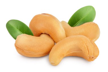 Kavrulmuş kaju fıstığı, yapraklı, beyaz arka planda izole edilmiş, kırpma yolu ve tam derinlikte..