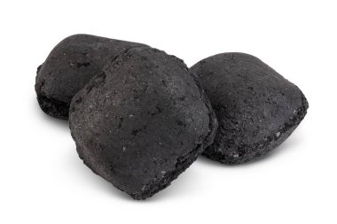 bbq kömür briketi kırpma yolu ve tam alan derinliği ile beyaz arkaplan izole