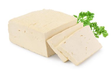 Tofu peyniri kırpma yolu ve tam derinlikteki alan ile beyaz arkaplanda izole edildi,