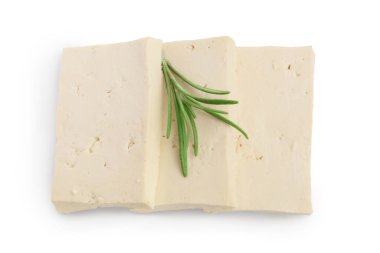 Beyaz arkaplanda soyulmuş tofu peyniri kırpma yolu ve tam alan derinliği, Üst Manzara. Düz yatıyordu