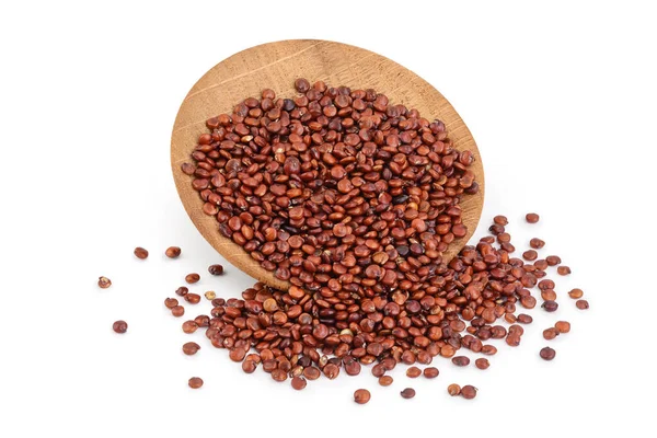 Семена красного киноа в деревянной чаше, изолированные на белом фоне с вырезкой дорожки и полной глубиной резьбы — стоковое фото