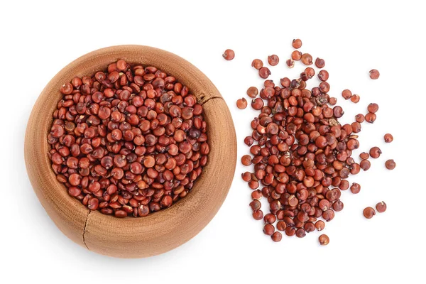 Rode quinoa zaden in houten kom geïsoleerd op witte achtergrond met knippad en volle velddiepte. Bovenaanzicht. Vlakke plaat — Stockfoto