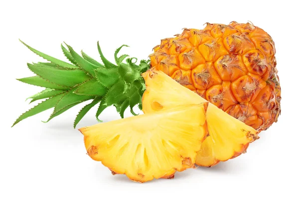 Ananas und Scheiben isoliert auf weißem Hintergrund mit voller Schärfentiefe — Stockfoto