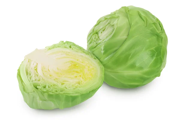 Πράσινο λάχανο με μισό απομονωμένο σε λευκό φόντο με μονοπάτι αποκοπής και πλήρες βάθος πεδίου. — Φωτογραφία Αρχείου