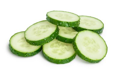 Dilimlenmiş salatalık kırpma yolu ve tam derinlik ile beyaz arkaplanda izole edildi,