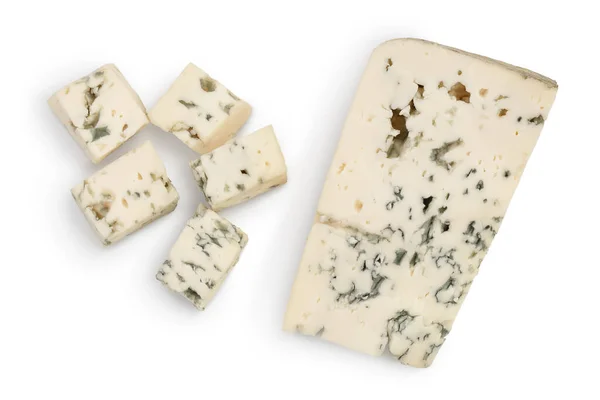 Gesneden Blauwe kaas geïsoleerd op witte achtergrond met knippad en volle scherptediepte. Bovenaanzicht. Vlakke plaat. — Stockfoto