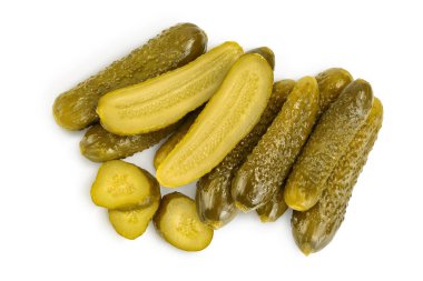 Terbiye edilmiş salatalık turşusu kesme yolu ve geniş bir alana yayılmış beyaz arka planda izole edilmiş. Üst Manzara. Düz yatıyordu