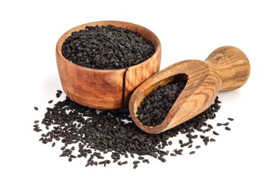Beyaz arka planda izole edilmiş ahşap kasede Nigella sativa veya Siyah kimyon