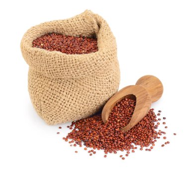 Kırmızı kinoa tohumları torba ve ahşap kepçe beyaz arka planda kırpma yolu ve tam derinlik ile izole.