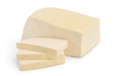 Tofu peyniri kırpma yolu ve tam derinlikteki alan ile beyaz arkaplanda izole edildi,