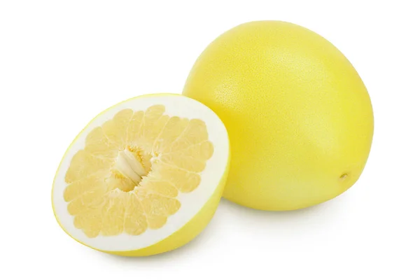 Pomelo com metade isolado em fundo branco com caminho de recorte e profundidade total de campo — Fotografia de Stock