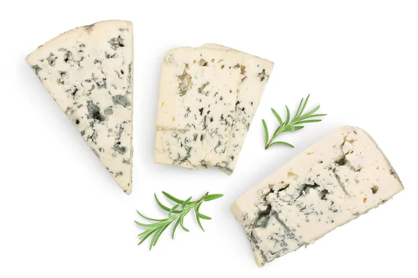 Blauwe kaas met rozemarijn geïsoleerd op witte achtergrond met knippad en volle velddiepte. Bovenaanzicht. Vlakke plaat. — Stockfoto