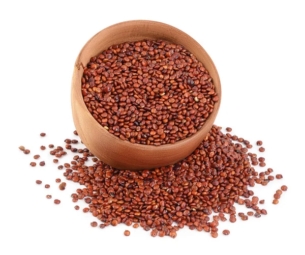Rote Quinoa-Samen in Holzschale isoliert auf weißem Hintergrund mit Clipping-Pfad und voller Schärfentiefe — Stockfoto