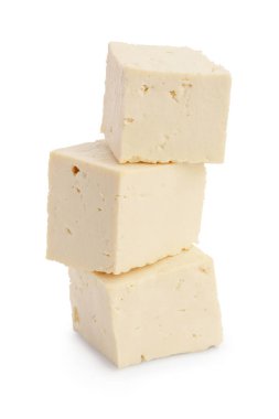 kırpma yolu ve tam derinlik ile beyaz arkaplanda izole edilmiş doğranmış tofu peyniri,