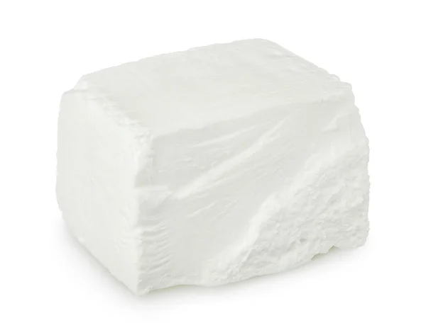 Фета-сыр изолирован на белом фоне. С траекторией стрижки и полной глубиной поля — стоковое фото