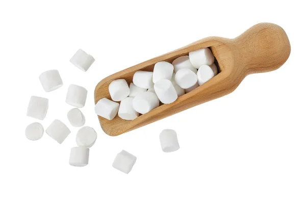 Marshmallow i træ scoop isoleret på hvid baggrund med klipning sti og fuld dybde af feltet. Øverste udsigt. Flad lægning - Stock-foto