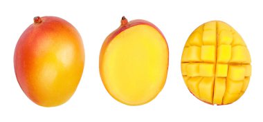 Mango meyve dilimleri yarısıyla üzerinde izole arka plan beyaz. Küme veya koleksiyon. Üstten Görünüm. Düz yatıyordu