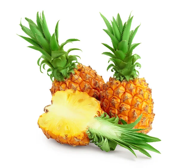 Ananas en half geïsoleerd op witte achtergrond met knippad en volle velddiepte — Stockfoto