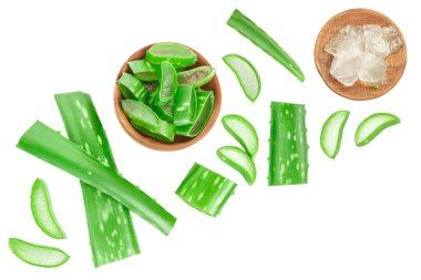 Aloe Vera kesme yolu ve geniş bir alan derinliğiyle beyaz arka planda izole edilmiş bir kasede dilimlenmiş. Üst Manzara. Metnin için kopyalama alanı olan düz uzan