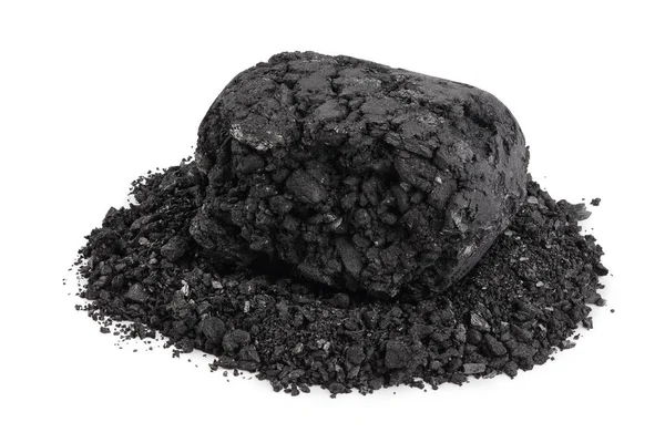Bbq carvão vegetal briquete isolado em fundo branco com caminho de recorte e profundidade total de campo — Fotografia de Stock