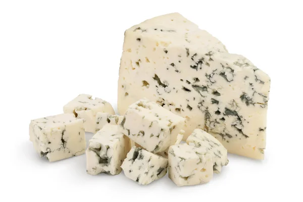 Modrý sýr izolovaný na bílém pozadí s odstřihovací pěšinou a plnou hloubkou pole. — Stock fotografie