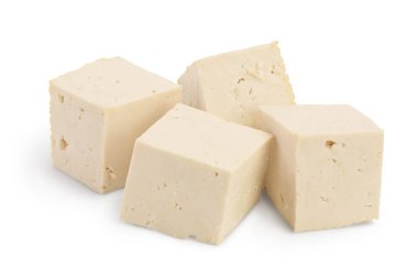 Kırpılmış tofu peyniri yığını, kırpma yolu ve tam derinlikte beyaz zemin üzerinde izole edilmiş.,