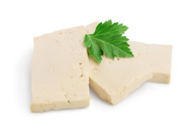 Tofu peyniri kırpma yolu ve tam derinlikteki alan ile beyaz arkaplanda izole edildi,