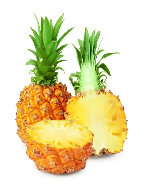 Ananas och halv isolerad på vit bakgrund med fullt skärpedjup — Stockfoto
