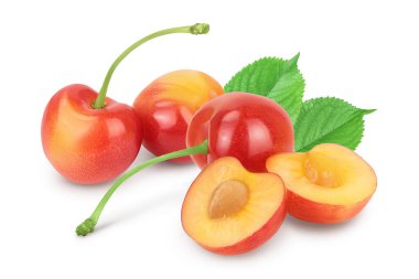 Sarı-kırmızı tatlı kiraz kesme yolu ve tam derinlik ile beyaz arkaplanda izole