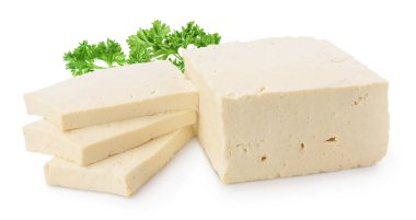 Tofu peyniri kırpma yolu ve tam derinlikteki alan ile beyaz arkaplanda izole edildi,