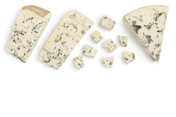 Fette di formaggio blu con rosmarino isolato su sfondo bianco con percorso di ritaglio. Vista dall'alto con spazio di copia per il testo. Posa piatta. — Foto Stock