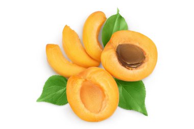 Kayısı meyvesi, yarısı ve beyaz arka planda izole edilmiş dilimler. Kesme yolu. Üst Manzara. Düz yatıyordu