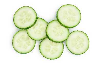 Dilimlenmiş salatalık kesme yolu ve geniş bir alan derinliği olan beyaz arka planda izole edilmiş, Top view. Düz yatıyordu