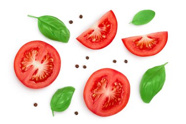 Beyaz arka planda izole edilmiş fesleğen ve biberli domates dilimleri. Kesme yolu ve tam alan derinliği. Üst Manzara. Düz yatıyordu