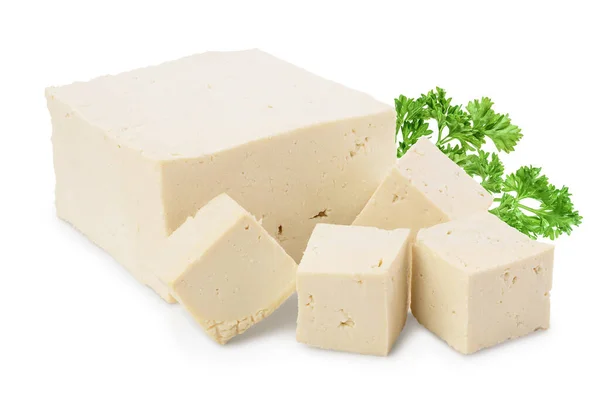 Куча нарезанного сыра тофу на белом фоне с вырезкой и полной глубиной резьбы, — стоковое фото