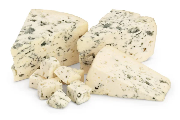 Синий сыр изолирован на белом фоне с вырезкой пути и полной глубиной резкости. — стоковое фото
