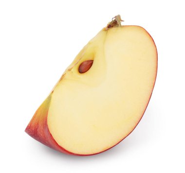 Kırmızı elma dilimi kırpma yolu ve tam derinlikteki alan ile beyaz arkaplanda izole edildi