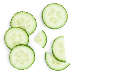 Dilimlenmiş salatalık kırpma yolu olan beyaz arkaplanda izole edilmiş, metin için kopya alanı olan üst görünüm. Düz yatıyordu