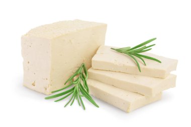 Tofu peyniri kırpma yolu ve tam derinlikteki alan ile beyaz arkaplanda izole edildi,