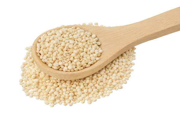 Sementes de quinoa branca em colher de madeira isolada em fundo branco com caminho de recorte e profundidade total de campo . — Fotografia de Stock