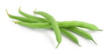 Kırpma yolu ve tam derinliğe sahip beyaz bir zeminde izole edilmiş yeşil fasulyeler.,